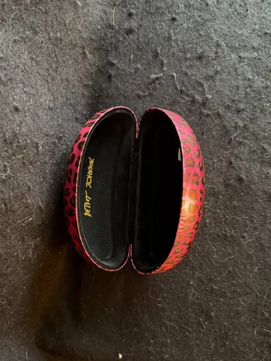 Betsey Johnson Eyeglass/Sunglass ‘Clam Shell’ Hard Case - Picture 9 of 9